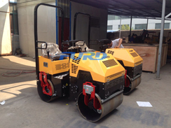 星空电竞机械座驾压路机准备发货中