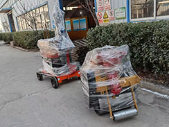 星空电竞1台手扶压路机和移动灯车打包发往绍兴